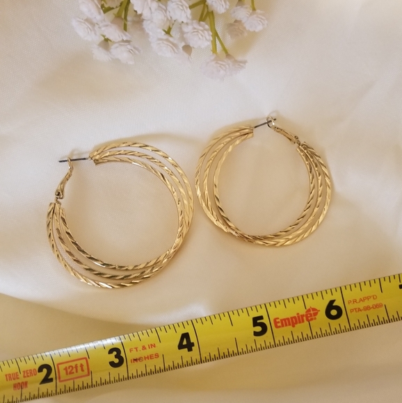 Bold goldtone hoop earrings - Picture 3 of 8